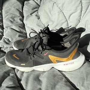 Nike Women’s Free Run 5.0 Black, Metallic Gold, White Size 9